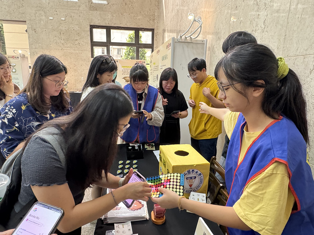 -「清宮食光機」校園微型展透過遊戲與抽獎方式，吸引校內師生觀展與互動。