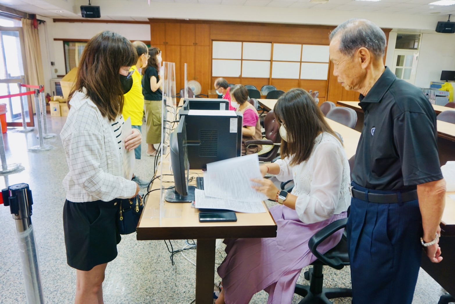 萬和宮112學年度信眾子女獎學金申請，蕭董事長關心作業流程。